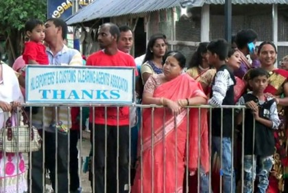 শূন্যরেখায় দুই বাংলার মিলনমেলা, ইশারায় কথা, দেখেই শান্তি