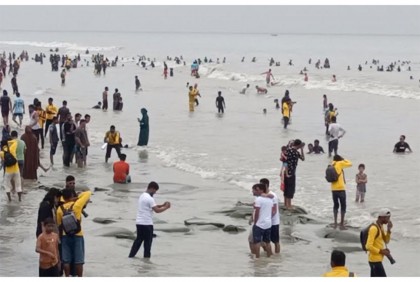 
কুয়াকাটায় পর্যটকদের ভিড়