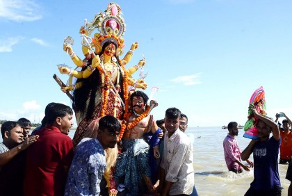পতেঙ্গায় প্রতিমা বিসর্জনে মানুষের ঢল
