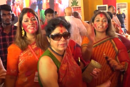 দেবীর বিদায়ের আগে সিঁদুর খেলা (ভিডিও)