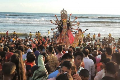 প্রতিমা বিসর্জনে কক্সবাজার সৈকতে ভক্তদের পদচারণায় মুখর