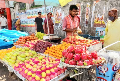 বগুড়ায় কমেছে দেশি-বিদেশি ফলের দাম
