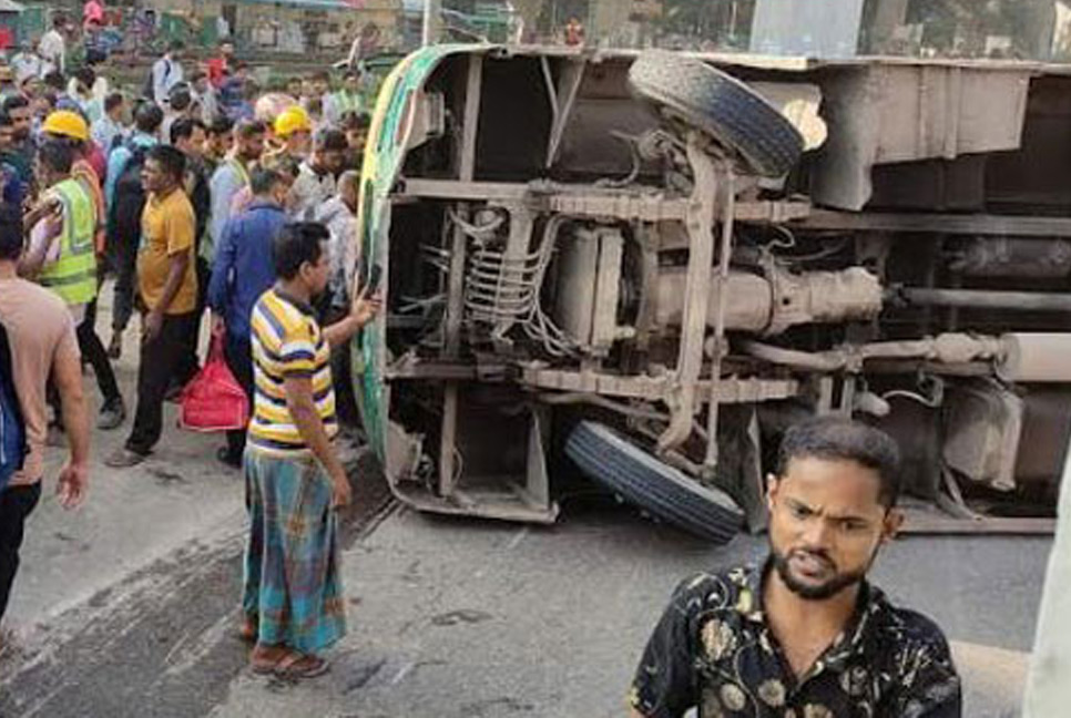বিমানবন্দর সড়কে বাস উল্টে আহত ১২