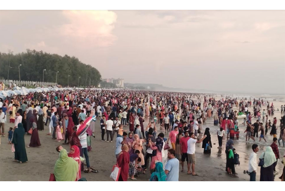 কক্সবাজার সমুদ্র সৈকতে পর্যটকের ভিড়