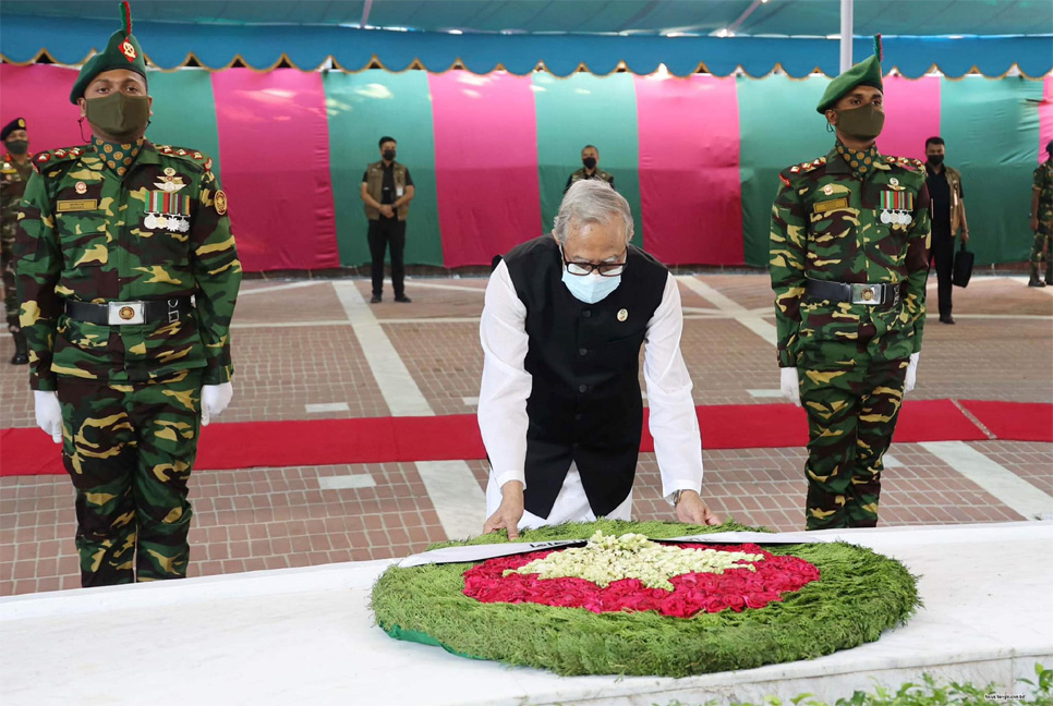 বঙ্গবন্ধুর সমাধিতে রাষ্ট্রপতির শ্রদ্ধা

