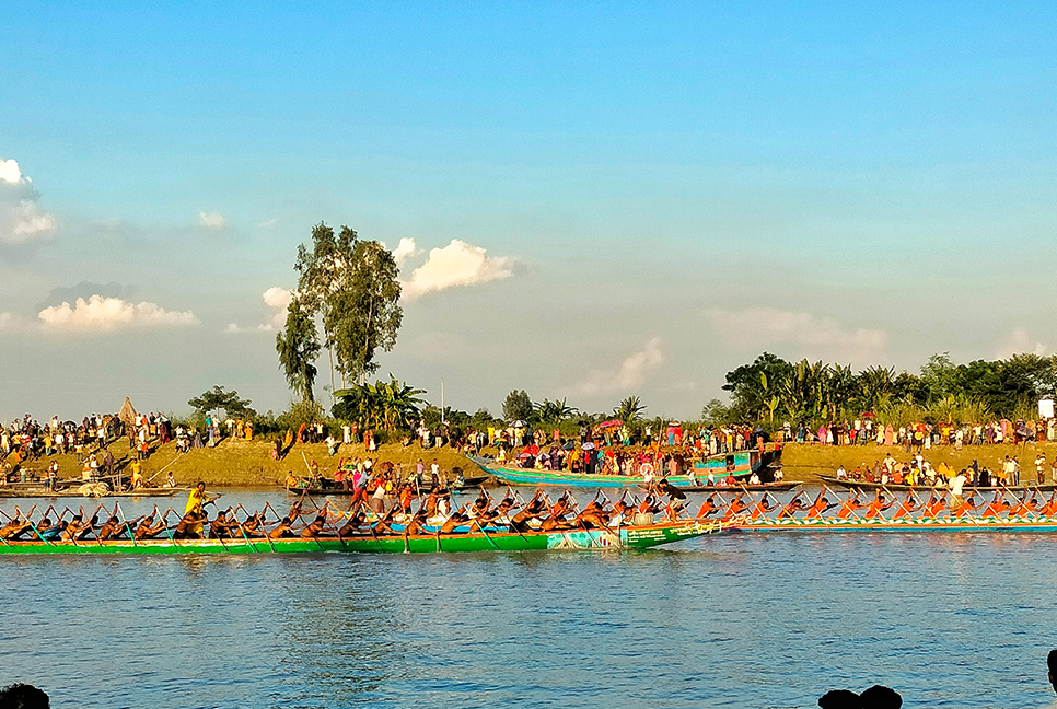নৌকা বাইচে মুখর যমুনার পাড়