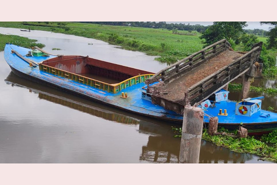 বাল্কহেডের ধাক্কায় ব্রিজ ভেঙে নদে, ৫দিনেও হয়নি উদ্ধার
