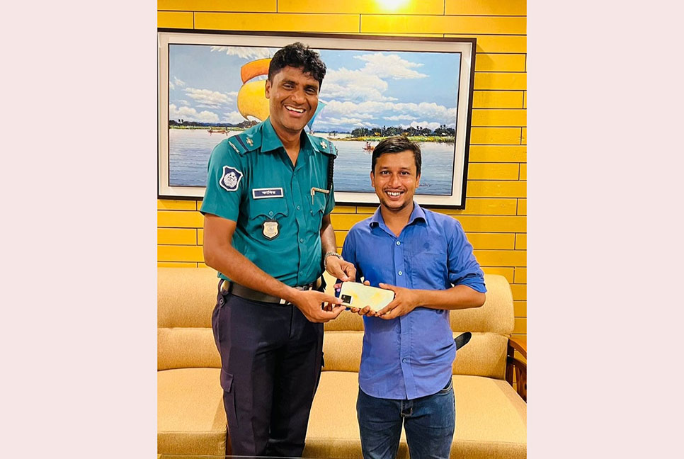 হারানো মোবাইল খুঁজে বের করাই নেশা এএসআই কাদিরের, উদ্ধার সাড়ে ৪ হাজার