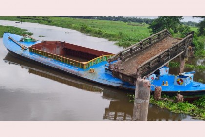 বাল্কহেডের ধাক্কায় ব্রিজ ভেঙে নদে, ৫দিনেও হয়নি উদ্ধার