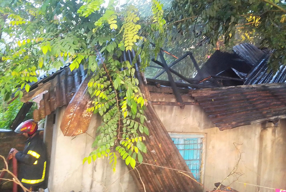 লাকসামে আগুনে পুড়ল বিধবার বসতঘর