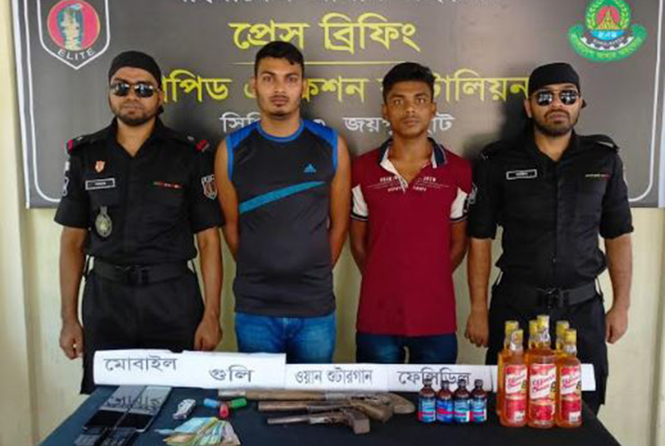জয়পুরহাটে দুই অস্ত্র ব্যবসায়ী আটক 