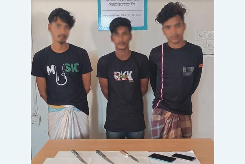 গাজীপুরে অস্ত্রসহ ৩ ডাকাত গ্রেফতার
