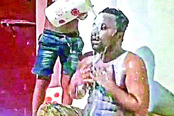 দুধ দিয়ে গোসল করে ছাত্রলীগ থেকে বিদায়