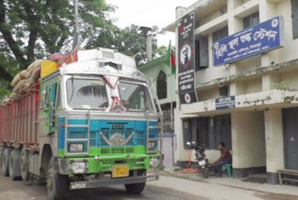 হিলি স্থলবন্দর দিয়ে আমদানি-রফতানি শুরু