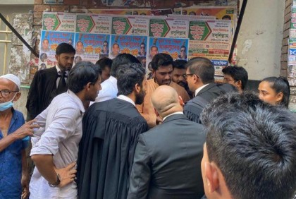 শতাধিক নেতাকর্মী নিয়ে জজকোর্টের সামনে নুরের অবস্থান 