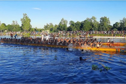 সিরাজগঞ্জের হুরাসাগর নদীতে নৌকা বাইচ অনুষ্ঠিত
