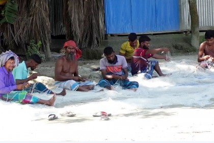 ইলিশ রক্ষায় ২২ দিনের নিষেধাজ্ঞা; লক্ষ্মীপুরে জেলেদের নানা অভিযোগ