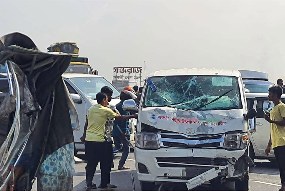 কাঁচপুরে মাইক্রোবাস-অটোরিকশা সংঘর্ষে নিহত বেড়ে ৫