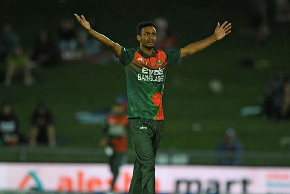 শুরুতেই ফিনকে সাজঘরে পাঠালেন শরিফুল
