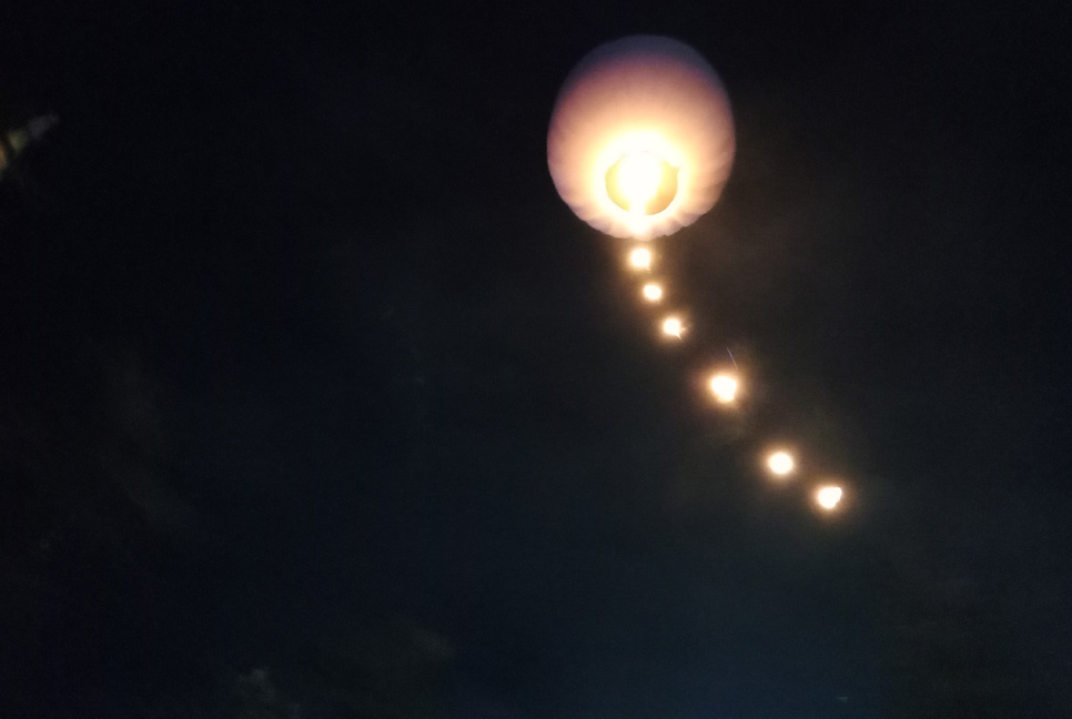 রাতের আকাশে রংবেরঙের ফানুস

