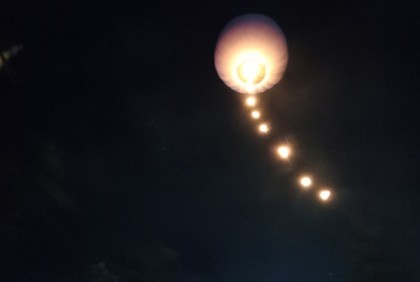 রাতের আকাশে রংবেরঙের ফানুস

