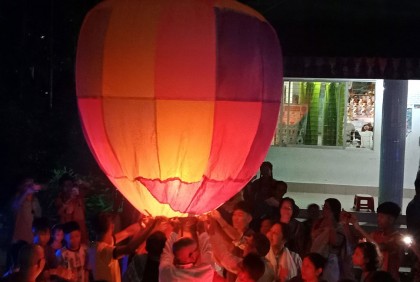 প্রবারনা উৎসব; ফানুসে রঙিন হলো উপকূলের আকাশ