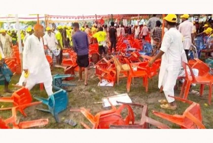 আওয়ামী লীগের সম্মেলনে হানিফ-স্বপনের সামনেই চেয়ার ছোড়াছুড়ি, আহত ১০ 
