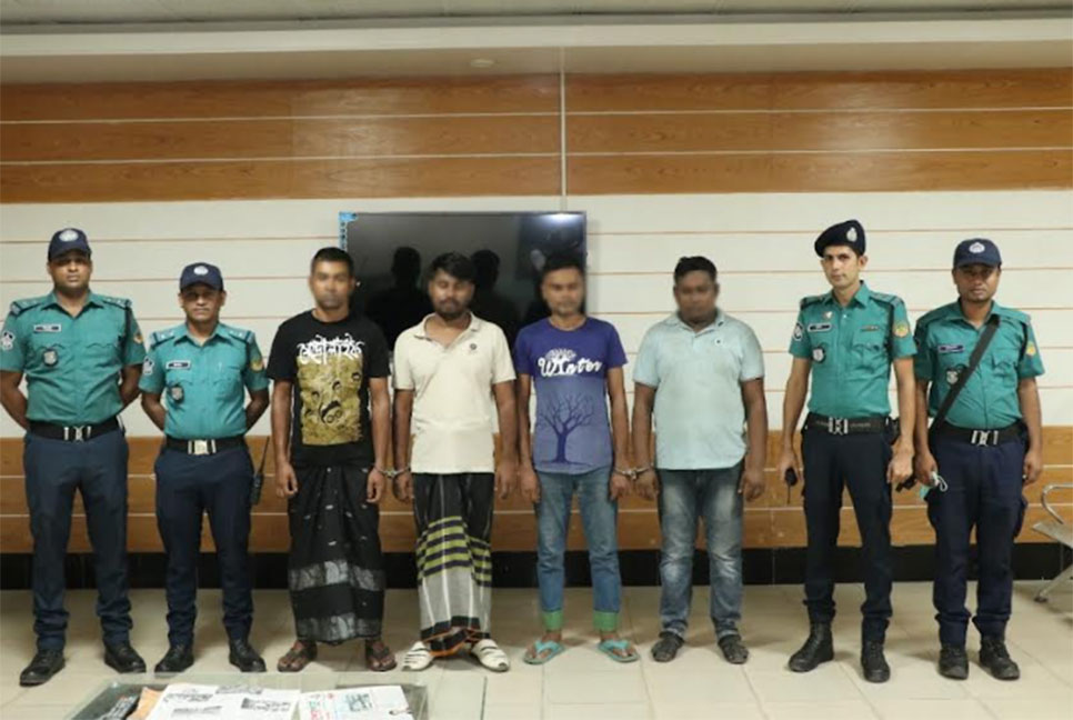গাজীপুরে পুলিশ পরিচয়ে প্রতারণা, গ্রেফতার ৪