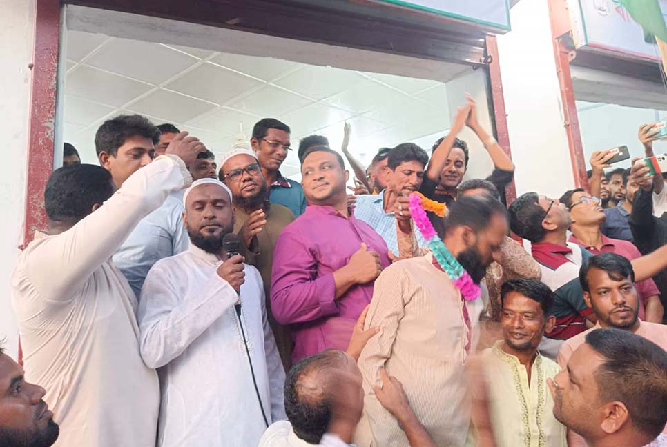 তালতলীতে বিএনপির ৩ শতাধিক নেতাকর্মীর আওয়ামী লীগে যোগদান