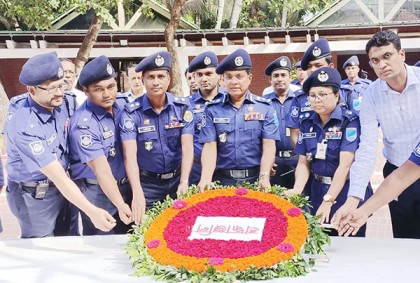 বঙ্গবন্ধুর সমাধিতে ট্যুরিস্ট পুলিশ প্রধানের শ্রদ্ধা 
