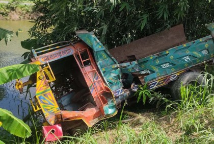 রাজবাড়ীতে ঘণ্টাখানেক ট্রেন চলাচল বন্ধ থাকার পর-স্বাভাবিক
