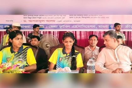 মাগুরায় সাফ মহিলা চ্যাম্পিয়নশিপ জয়ী দুই খেলোয়াড়কে সংবর্ধনা