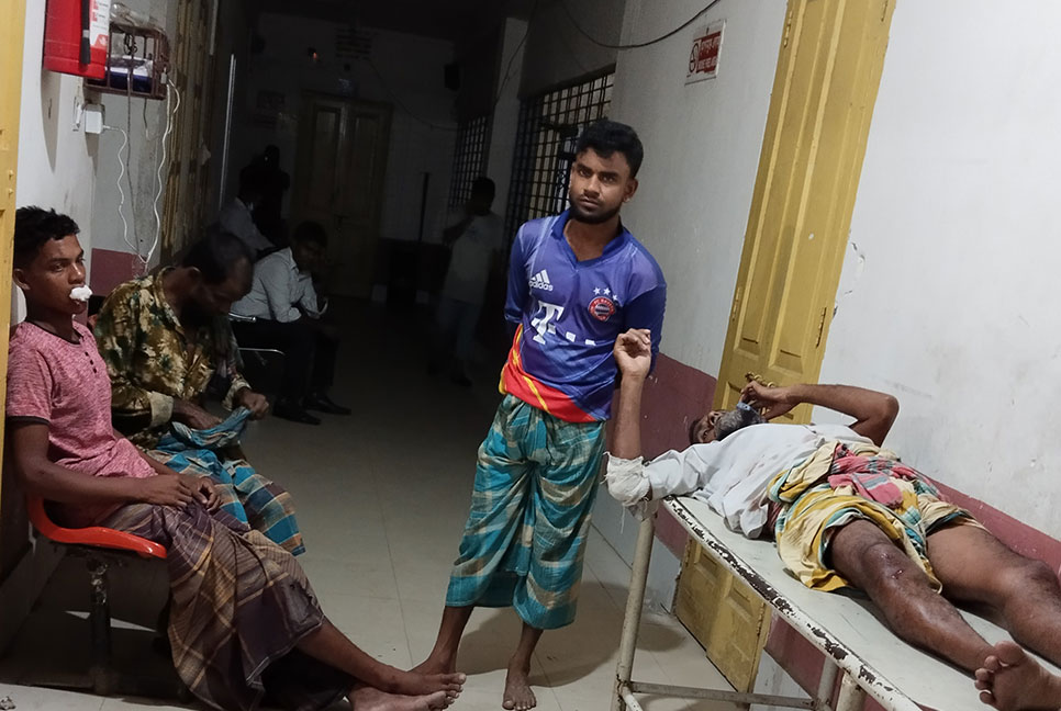 ফুলপুরে প্রাইভেটকার-পিকআপ ভ্যানের মুখোমুখি সংঘর্ষে আহত ৭