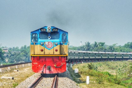 ট্রেনে কাটা পড়লেন মা, মারাত্মক আহত শিশুপুত্র