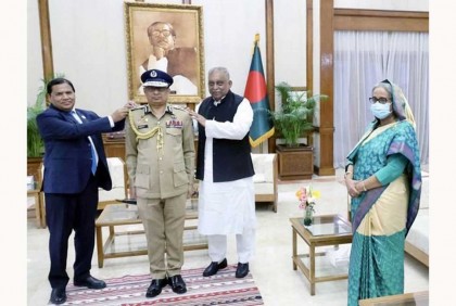 র‌্যাঙ্ক ব্যাজ পরানো হলো নতুন আইজিপিকে


