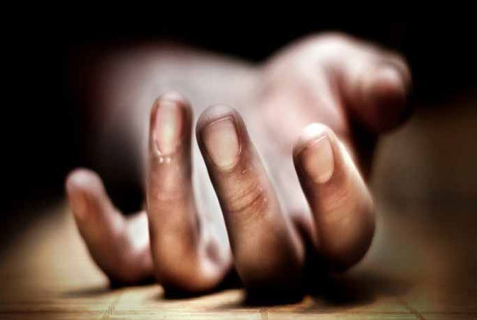 বিছানার চাদর এনে দেয়নি খেলায় ব্যস্ত শিশু, রাগে মাকে কুপিয়ে খুন বাবার!