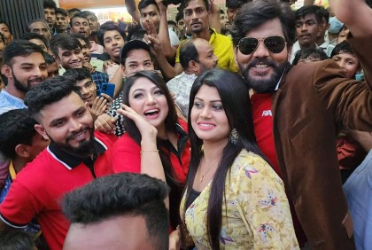 ভক্তদের সাথে সেলফি তুলে উচ্ছ্বাস প্রকাশ ‘রাগী’ টিমের