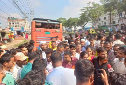 গাজীপুরে বাসচাপায় ভ্যানের ৪ যাত্রী নিহত 