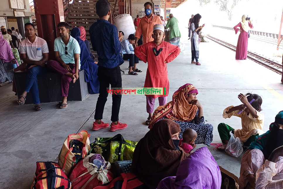 নাটোরে রেলের একজন স্থায়ী কর্মচারী দিয়ে চলছে কাজ, অস্থায়ীরা কর্মবিরতিতে

