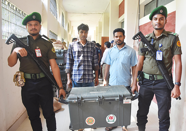 রাজবাড়ীতে কেন্দ্রে কেন্দ্রে যাচ্ছে নির্বাচনি সরঞ্জাম