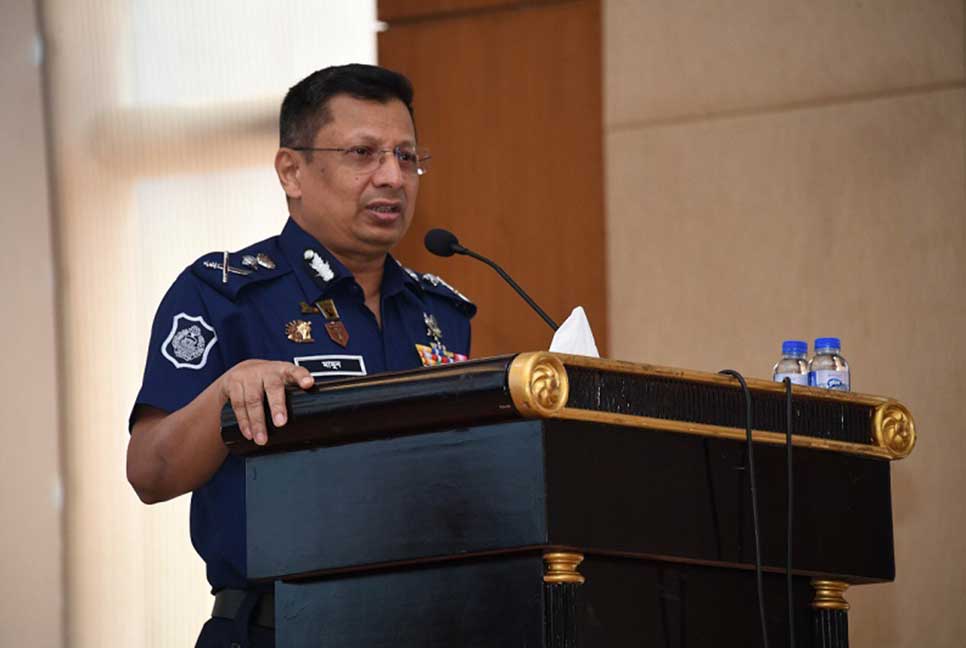 ট্রাফিক পুলিশ অবিরাম কষ্ট করে, মানুষ তাদের সমালোচনা করে : আইজিপি

