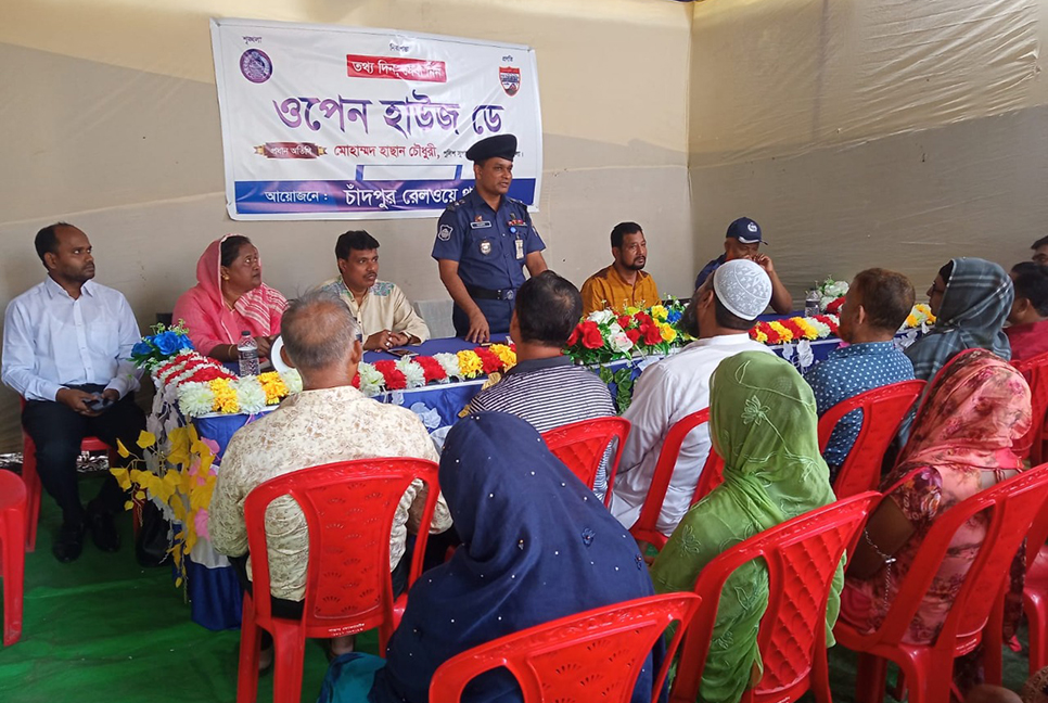 চলন্ত ট্রেনে সচেতনতা বাড়াতে সভা