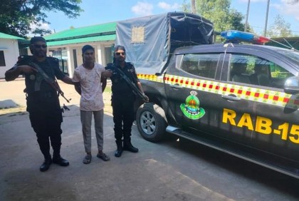 টেকনাফে র‌্যাবের অভিযানে ৮ হাজার ইয়াবাসহ মাদক ব্যবসায়ী আটক