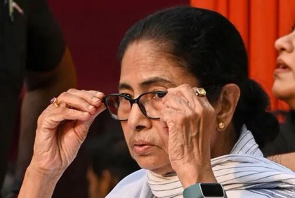 মোবাইলে আড়িপাতা এড়াতে আমলাদের যে পরামর্শ দিলেন মমতা 

