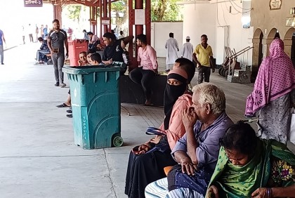 কর্মচারীদের ধর্মঘটে নাটোর স্টেশনে আটকা পড়েছে ট্রেন

