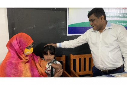 চাঁপাইনবাবগঞ্জে স্কুল পর্যায়ে শিক্ষার্থীদের করোনার টিকাদান শুরু