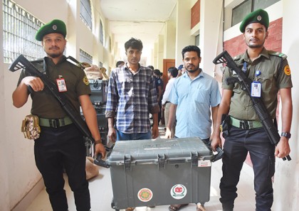 রাজবাড়ীতে কেন্দ্রে কেন্দ্রে যাচ্ছে নির্বাচনি সরঞ্জাম