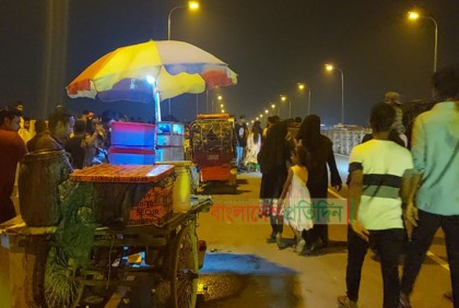 ৬১০ কোটি টাকায় নির্মিত সেতু হকারদের দখলে! 