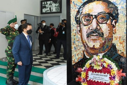 বঙ্গবন্ধুর প্রতিকৃতিতে ব্রুনাইয়ের সুলতানের শ্রদ্ধা