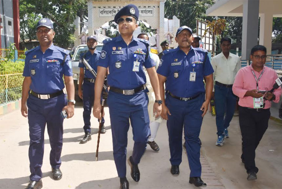 রাজবাড়ীতে কঠোর নিরাপত্তার মধ্য দিয়ে ভোট চলছে